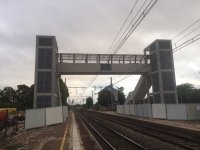 Structures métalliques d'une passerelle pour piétons en gare de Gevrey-Chambertin